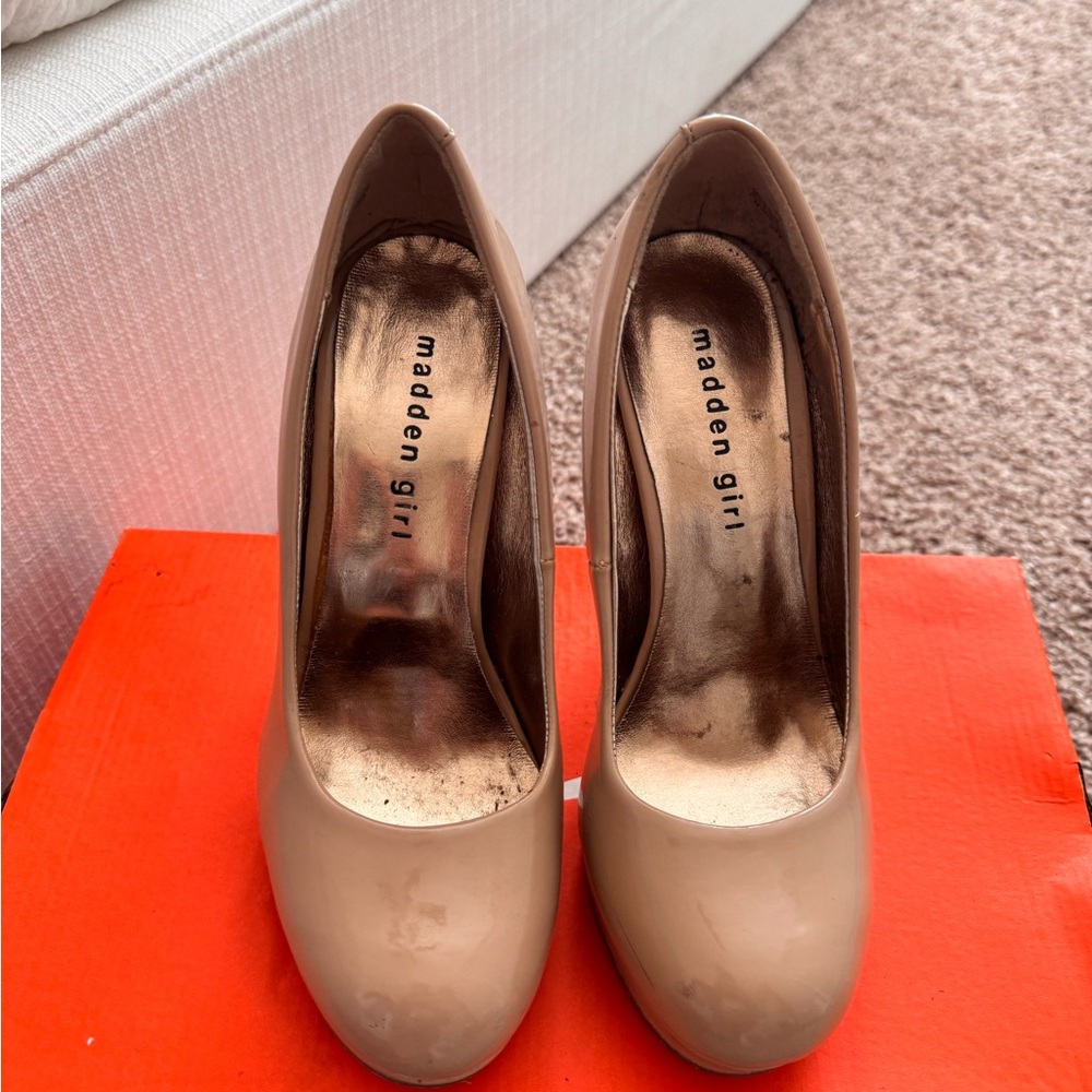 Madden Girl Women's Tan Pumps